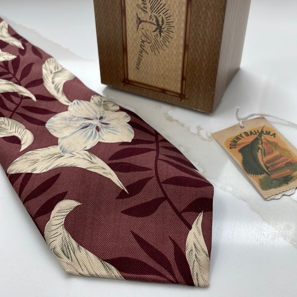 Tommy Bahama vintage mens tie.  In original box with tags.  Excellent condition